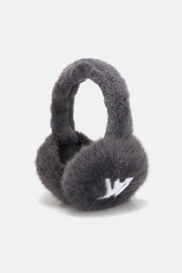 보송보송한 퍼(Fur) 소재와 부드러운 촉감이 특징인 "퍼 접이식 귀마개 마르티"입니다. 오프 화이트 베이지, 차콜 블랙 2가지 색상으로 출시되어 어떤 룩에도 잘 어울립니다. 귀 전체를 감싸는 구조로 뛰어난 보온성을 제공하며, 접이식 디자인으로 휴대와 보관이 용이합니다. 헤어밴드 길이 조절이 가능하여 편안한 착용감을 선사하며, 겨울철 산책룩에 캐주얼, 미니멀, 클래식한 스타일을 더해줍니다. 자수 로고 디테일이 돋보이는 이 귀마개는 장시간 착용에도 편안함을 유지합니다.
