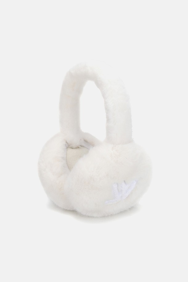 포근한 퍼 소재로 부드러운 촉감이 돋보이는 "퍼 접이식 귀마개 마르티"입니다. 여성스러운 스타일을 완성하는 오프화이트, 베이지, 차콜, 블랙 4가지 색상으로 출시되었습니다. 귀 전체를 감싸는 구조로 뛰어난 보온성을 제공하며, 겨울철 야외 활동 시 따뜻하게 착용할 수 있습니다. 헤어밴드 길이 조절이 가능하여 편안한 착용감을 선사하며, 접이식 디자인으로 휴대 및 보관이 용이합니다. 캐주얼, 미니멀, 클래식 등 다양한 스타일에 매치하여 겨울 스타일링의 포인트를 더해보세요.
