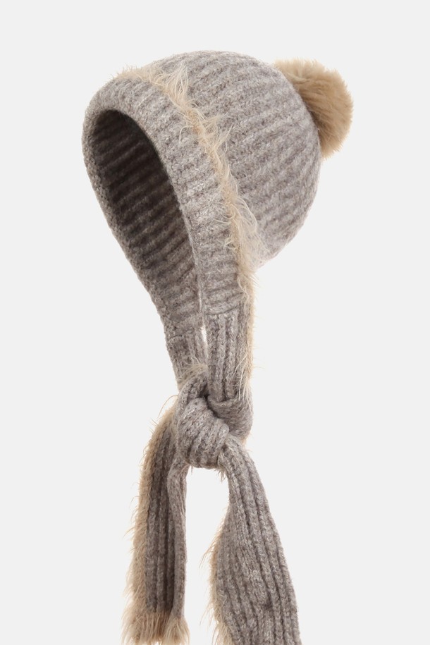 헤어리 롱 보닛햇 시에라 (4 colors)는 가을과 겨울, 당신의 스타일을 완성해 줄 보닛햇입니다. 부드러운 촉감의 폴리에스테르, 아크릴, 울 등의 고급 소재로 제작되어 따뜻하고 편안한 착용감을 선사합니다. 깊은 모자 깊이와 무지 디자인으로 클래식, 미니멀, 캐주얼 등 다양한 스타일 연출이 가능하며, 탈부착 가능한 폭스퍼 폼폼과 스카프 디테일, 메탈 참 장식으로 포인트를 더했습니다. 모임룩, 연말 모임룩에 완벽하게 어울리는 헤어리 롱 보닛햇 시에라는 가볍고 신축성이 좋으며, 친환경 원사를 사용하여 제작되었습니다. 베이지 애쉬 브라운, 차콜 블루 등 세련된 4가지 컬러로 만나보세요.
