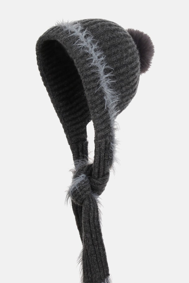 "헤어리 롱 보닛햇 시에라"는 가을, 겨울 시즌에 어울리는 여성용 보닛햇입니다. 부드러운 촉감의 헤어리 소재와 깊은 모자 깊이로 포근함을 선사하며, 베이지 애쉬 브라운과 차콜 블루 2가지 컬러로 만나볼 수 있습니다. 탈부착 가능한 폭스퍼 방울과 메탈 참 장식, 스카프 디테일이 더해져 클래식, 미니멀, 걸리시 스타일 모두 소화 가능합니다. 일상룩은 물론, 데이트룩, 연말 모임룩에도 포인트를 더해보세요. 보온성과 신축성을 갖춰 편안하게 착용할 수 있습니다.
