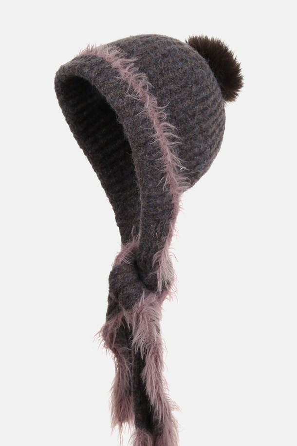 헤어리 롱 보닛햇 시에라 (4 colors)는 부드러운 촉감의 폴리에스터, 아크릴, 울 등 혼방 소재로 제작되어 가을, 겨울철 보온성을 책임지는 여성용 보닛햇입니다. 24cm 깊이로 얼굴을 포근하게 감싸주며, 5cm 챙이 햇빛을 가려줍니다. 무지 디자인에 신축성과 복원력이 뛰어난 친환경 원사를 사용하여 편안한 착용감을 선사합니다. 베이지 애쉬브라운, 차콜 등 4가지 다채로운 컬러로 출시되었으며, 탈부착 가능한 폭스퍼 방울과 헤어리한 배색 디테일의 목도리로 클래식, 미니멀, 캐주얼 스타일을 연출할 수 있습니다. 금속 참 장식이 고급스러움을 더합니다.
