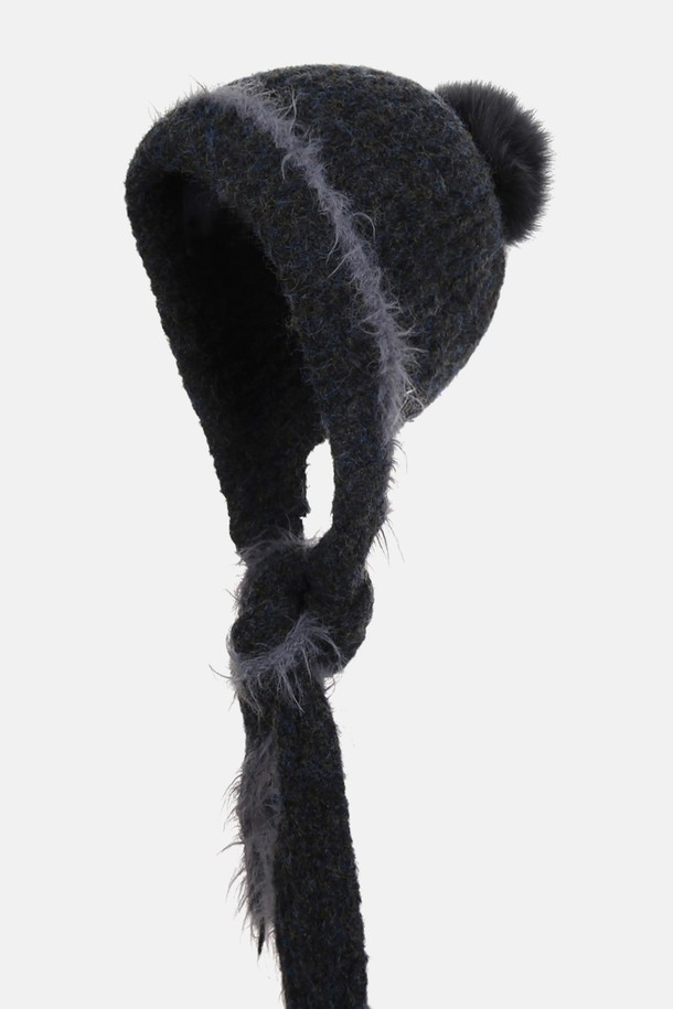 헤어리 롱 보닛햇 시에라 (4 colors)는 가을과 겨울, 여성 고객을 위해 디자인된 보닛햇입니다. 베이지 애쉬브라운, 차콜 등 4가지 다채로운 색상으로 출시되었으며, 부드러운 촉감과 24cm의 모자 깊이로 편안한 착용감을 선사합니다. 가볍고 따뜻한 울 혼방 소재에 신축성과 복원력이 뛰어난 친환경 원사를 사용하여 제작되었으며, 5cm 챙과 무지 디자인, 금속 참과 폭스퍼 방울 디테일로 클래식, 미니멀, 캐주얼 스타일을 연출하기 좋습니다. 보온 기능을 갖춘 헤어리한 배색 디테일의 목도리가 특징입니다.
