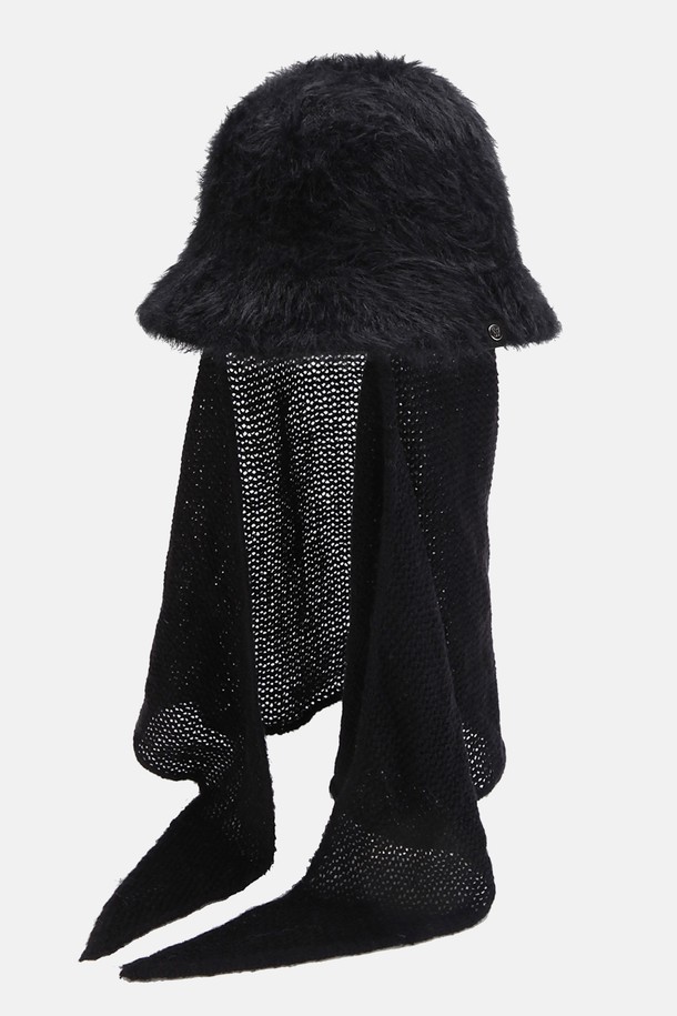 보온성과 스타일을 동시에 잡는 탈착 머플러 헤어리 둥근 햇 리온나 (4 colors) 입니다. 부드러운 촉감의 헤어리한 퍼 원사를 사용하여 가볍고 포근한 착용감을 선사하며, 겨울철에도 따뜻하게 착용할 수 있습니다. 챙 넓이 7cm, 모자 깊이 15.5cm로 안정적인 핏을 제공하며, 내부 땀받이 처리로 쾌적함까지 더했습니다. 탈착 가능한 머플러와 스웨이드 금속 로고가 디자인의 포인트이며, 아이보리, 애쉬그레이 등 4가지 다채로운 색상으로 만나보세요. 클래식, 미니멀, 캐주얼 등 어떤 스타일에도 잘 어울려 다양한 연출이 가능합니다.
