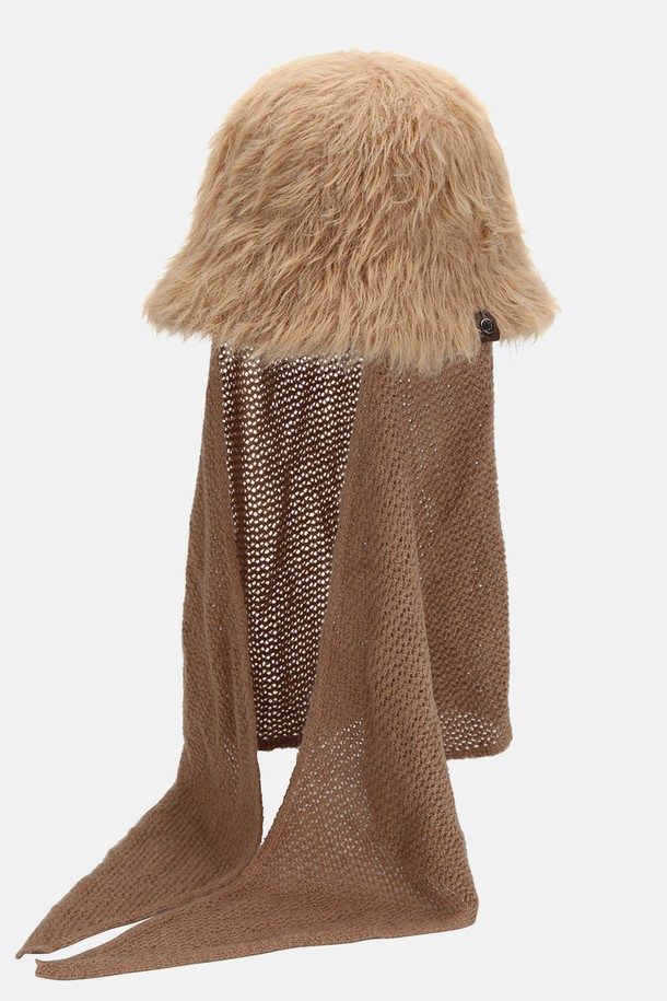 헤어리한 퍼 원사를 사용하여 포근함을 더한 '탈착 머플러 헤어리 둥근 햇 리온나' 버킷햇입니다. 부드러운 촉감과 보온성을 갖춰 가을, 겨울철 데이트룩이나 연말 모임룩에 따뜻함을 더해줍니다. 탈부착 가능한 머플러와 스웨이드 로고 디테일이 돋보이며, 클래식, 미니멀, 캐주얼 스타일 모두 소화 가능합니다. 아이보리, 애쉬그레이 등 4가지 다채로운 컬러로 출시되었으며, 모자 깊이 15.5cm, 챙 넓이 7cm로 편안한 착용감을 선사합니다. 가볍고 포근하여 일상 속에서 스타일리시하게 활용하기 좋습니다.
