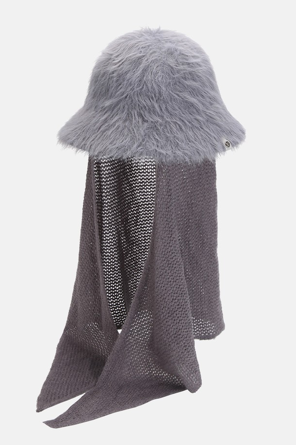 탈착 머플러 헤어리 둥근 햇 리온나 (4 colors)는 여성스러운 매력을 더해줄 헤어리 햇입니다. 부드럽고 포근한 촉감의 나일론, 아크릴, 울, 모헤어, 면 혼방 소재로 제작되어 가을, 겨울 시즌에 따뜻하게 착용할 수 있습니다. 챙 넓이 7cm, 모자 깊이 15.5cm로, 헤어리한 퍼 원사와 탈착 가능한 모헤어 블렌드 머플러가 특징입니다. 스웨이드 금속 로고와 탈착 머플러 디자인으로 클래식, 미니멀, 캐주얼 등 다양한 스타일을 연출할 수 있으며, 데이트룩, 연말 모임룩에 포인트를 더하기 좋습니다. 아이보리, 카델, 애쉬그레이 등 4가지 컬러로 출시되어 취향에 맞게 선택 가능합니다.
