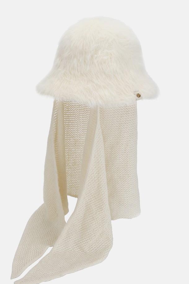 포근한 헤어리 퍼 원사로 제작되어 부드러운 촉감이 돋보이는 "탈착 머플러 헤어리 둥근 햇 리온나" 버킷햇입니다. 아이보리, 애쉬그레이 등 4가지 다채로운 색상으로 출시되어 겨울철 데이트룩, 연말 모임룩 등 다양한 TPO에 활용 가능합니다. 탈부착 가능한 머플러와 스웨이드 금속 로고 장식으로 디자인 포인트를 더했으며, 가볍고 포근한 착용감을 선사합니다. 중간 깊이의 모자에 좁은 챙으로 제작되었으며, 보온성을 높여 겨울철에도 따뜻하게 착용할 수 있습니다. 클래식, 미니멀, 캐주얼 등 어떤 스타일에도 잘 어울려 데일리 아이템으로 활용하기 좋습니다.
