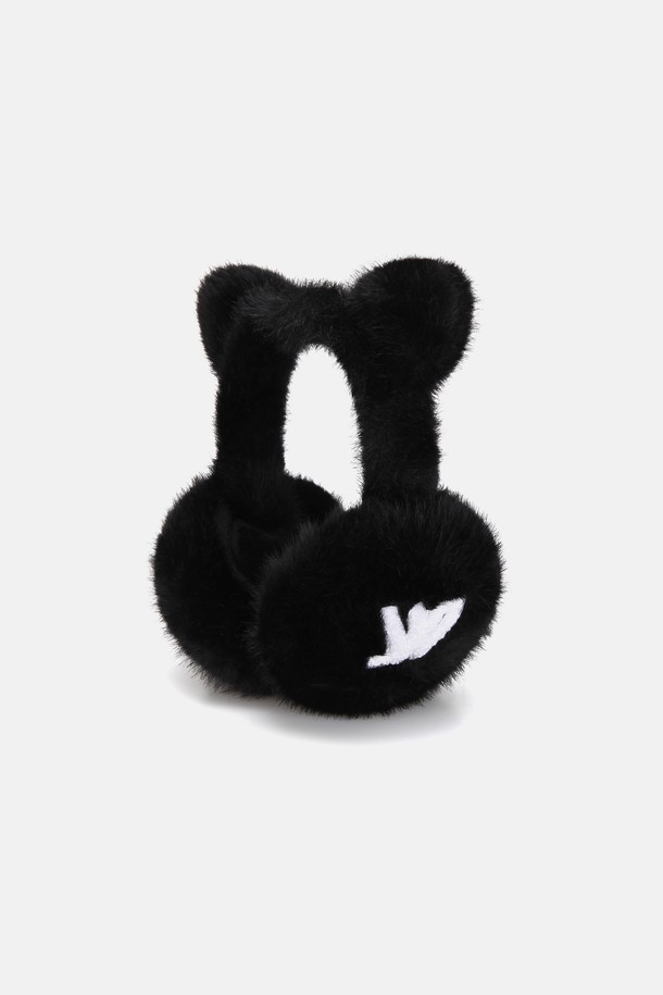 부드러운 퍼 소재로 제작되어 겨울철 추위로부터 아이들을 따뜻하게 보호해 주는 '퍼' 접이식 귀마개 키즈 마르티 (4 colors)입니다. 귀 전체를 감싸는 구조로 보온성을 높였으며, 4-7세 아이들에게 적합한 사이즈로 제작되었습니다. 접이식 디자인으로 휴대 및 보관이 용이하며, 캐주얼, 클래식, 미니멀 스타일의 옷차림에 잘 어울립니다. 오프화이트 베이지, 차콜, 블랙 등 4가지 다채로운 색상으로 출시되어 아이의 개성을 살릴 수 있습니다. 산책룩, 캠핑룩 등 다양한 TPO에 활용 가능하며, 키즈 심볼 부클 자수 디테일이 돋보입니다.
