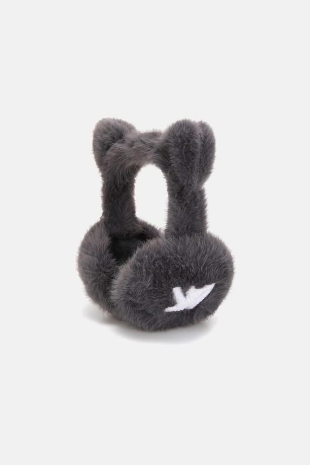 따뜻함과 스타일을 모두 갖춘 '퍼' 접이식 귀마개 키즈 마르티(4 colors)입니다. 부드러운 폴리에스터 소재로 제작되어 아이들의 연약한 피부에도 자극 없이 포근함을 선사합니다. 귀 전체를 감싸는 구조로 보온성을 높였으며, 접이식 디자인으로 휴대 및 보관이 용이합니다. 캐주얼, 미니멀 스타일 어디에도 잘 어울리며, 키즈 심볼 부클 자수 디테일이 사랑스러운 포인트를 더합니다. 겨울철 야외 활동 시 따뜻하고 편안하게 착용할 수 있습니다.
