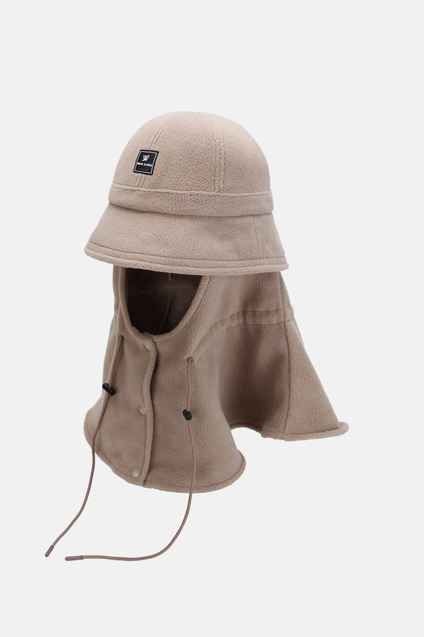 그린라벨 플리스 탈착 워머 둥근 버킷햇 코쉬카 (4 colors)는 아웃도어 활동과 일상 모두 활용 가능한 공용 버킷햇입니다. 가을, 겨울 시즌에 적합하며, 부드러운 폴리에스테르 소재와 두꺼운 두께감으로 따뜻함을 제공합니다. 16cm의 모자 깊이와 앞챙 7cm, 뒷챙 8cm의 챙 넓이로 편안한 착용감을 선사하며, 무지 디자인에 PVC 패치, 지퍼, 반사 라벨, 벨크로 스트랩 디테일로 포인트를 더했습니다. 탈착식 워머와 COOLMAX 땀흡수 패드가 적용되어 보온, 흡습, 방풍, 속건 기능까지 갖춘 실용적인 제품입니다. 캠핑룩, 등산룩, 캐주얼, 고프코어, 미니멀 스타일을 즐겨 입는 분들께 추천합니다.
