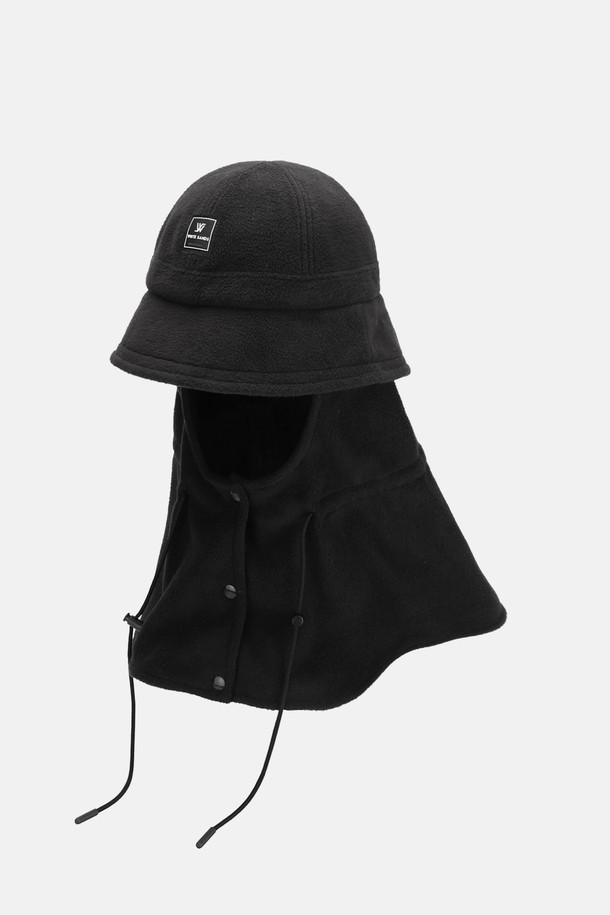 그린라벨 플리스 탈착 워머 둥근 버킷햇 코쉬카 (4 colors)는 겨울철 보온성을 책임지는 버킷햇입니다. 부드러운 촉감의 폴리에스테르 소재에 두꺼운 두께감으로 제작되었으며, 탈부착 가능한 플리스 워머가 포함되어 더욱 따뜻하게 착용할 수 있습니다. 16cm 깊이의 둥근 챙과 앞 7cm, 뒤 8cm의 넉넉한 챙 넓이로 스타일리시함을 더하고, 쿨맥스 소재의 스웨트밴드가 땀 흡수를 도와 쾌적한 착용감을 선사합니다. 무지 디자인에 PVC 패치 로고와 반사 라벨 디테일이 돋보이며, 벨크로 사이즈 조절 기능으로 편안하게 착용할 수 있습니다. 크림베이지, 블루그레이, 블랙 등 4가지 색상으로 출시되어 다양한 겨울 스타일을 연출할 수 있습니다.
