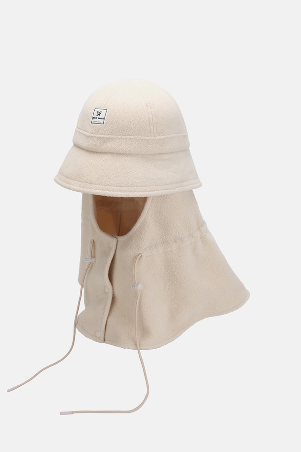 그린라벨 플리스 탈착 워머 둥근 버킷햇 코쉬카는 부드러운 플리스 소재로 제작되어 가을, 겨울철 보온성을 높여주는 모자입니다. 깊고 넓은 챙으로 제작되어 캐주얼, 고프코어, 미니멀 스타일을 연출하기 좋으며, 일상 및 아웃도어 활동에 적합합니다. 탈부착 가능한 워머 디자인으로 다양한 스타일을 연출할 수 있으며, 그린, 베이지, 블랙, 브라운 4가지 컬러로 출시되어 취향에 맞게 선택 가능합니다. 산책룩, 캠핑룩, 등산룩 등 TPO에 맞춰 활용하기 좋습니다. 
