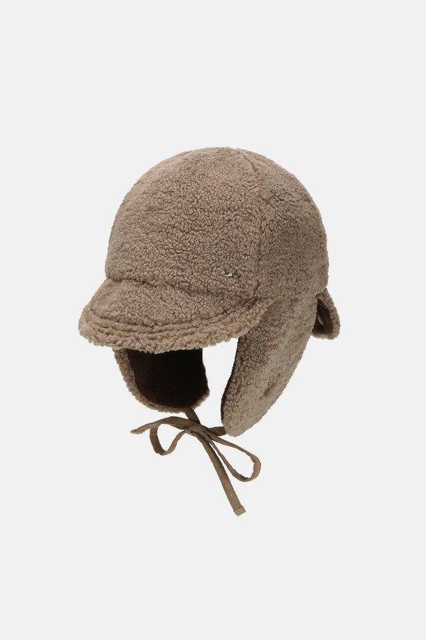 부드러운 부클 소재로 제작된 "부클 이어머프 캡 키엘로"입니다. 포근한 착용감과 보온성을 제공하여 겨울철 일상에서 따뜻하게 착용하기 좋습니다. 깊은 모자 깊이와 중간 챙 넓이로 안정적인 핏을 선사하며, 귀를 덮는 이어머프 디자인이 더욱 따뜻하게 감싸줍니다. 4가지 다양한 컬러로 출시되어 취향에 맞게 선택할 수 있으며, 캐주얼, 미니멀, 클래식 스타일 모두 소화 가능한 활용도 높은 아이템입니다. 무지 패턴으로 어떤 코디에도 쉽게 매치할 수 있습니다.
