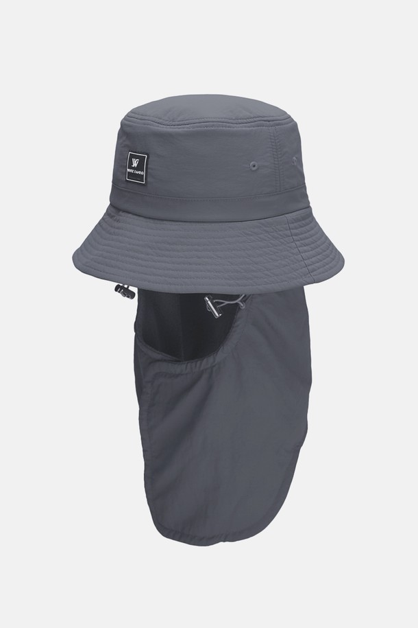 그린라벨 탈착 워머 방한 버킷햇 페르마는 아웃도어 활동과 일상에서 모두 활용 가능한 모자입니다. 깊은 모자 깊이와 넓은 챙으로 제작되었으며, 부드러운 촉감의 나일론과 폴리에스테르 혼방 소재를 사용하여 보온성을 높였습니다. 탈부착 가능한 워머가 있어 추운 날씨에도 따뜻하게 착용할 수 있으며, 방수, 발수, 방풍 기능으로 변덕스러운 날씨에도 끄떡없습니다. 베레모 스타일의 디자인에 무지 패턴으로 캐주얼, 고프코어, 미니멀룩 등 다양한 스타일에 매치하기 좋습니다. 그레이와 블랙 색상으로 출시되어 등산, 캠핑, 여행 등 다양한 TPO에 활용할 수 있습니다.
