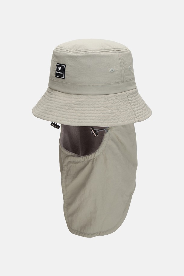 그린라벨 탈착 워머 방한 버킷햇 페르마 (4 colors)는 포근함과 스타일을 동시에 잡은 겨울철 필수템입니다. 나일론 소재로 제작되어 부드러운 촉감과 깊은 모자 깊이로 편안한 착용감을 선사합니다. 탈부착 가능한 워머 디자인으로 보온성을 높였으며, 베이지, 카키, 블랙, 브라운 4가지 컬러로 출시되어 다양한 스타일 연출이 가능합니다. 캐주얼, 미니멀, 클래식 등 어떤 스타일에도 잘 어울리며, 출근룩, 여행룩 등 TPO에 구애받지 않고 활용할 수 있습니다. 중간 챙 넓이와 무지 패턴으로 유행을 타지 않아 오랫동안 착용할 수 있습니다.
