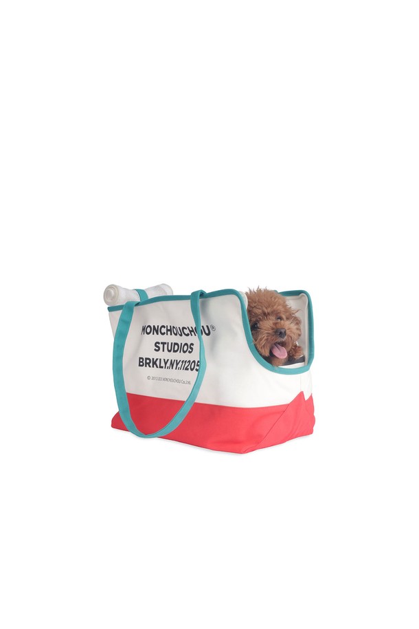 Brooklyn Studio Bag L은 캔버스, 면 소재의 라지 사이즈 반려동물 이동용 가방입니다. 민트, 레드, 화이트 세 가지 색상으로 출시되었으며, 튼튼한 바닥, 세탁 가능, 경량 디자인으로 제작되었습니다. 분리형 쿠션, 안전 개고리, 통기성이 뛰어난 망사창을 갖춰 반려동물과 보호자 모두에게 편리함을 제공합니다.
