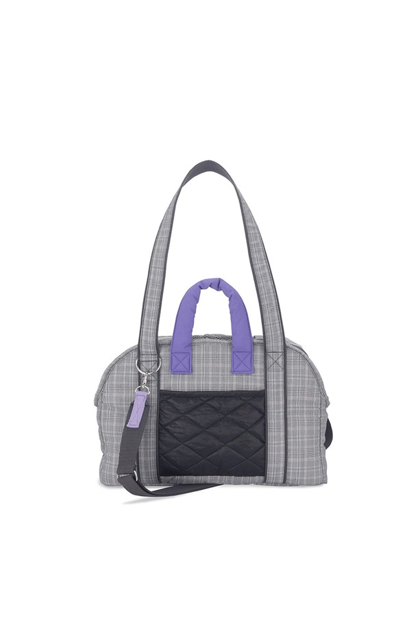 체크 패턴의 Dobi Check Bag S는 반려동물을 위한 그레이, 퍼플 색상의 이동 가방입니다. 퀄팅 디자인이 돋보이며, 토트백, 숄더백, 크로스백으로 활용 가능하고 트롤리 결합도 가능하여 여행 및 일상에서 유용합니다. 사이즈 조절, 통기 기능, 접이식 디자인을 갖췄으며, 내부 쿠션, 상단 메쉬창, 메쉬 수납공간, 중앙 고정 고리가 있어 반려동물에게 편안하고 안전한 이동 환경을 제공합니다.
