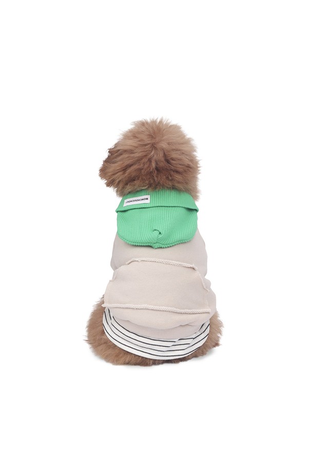 면 소재로 제작된 Wave Beanie Sweatshirt는 비니 스타일 후드 디자인과 빈티지 스트릿 스타일이 특징이며, 프레이드 엣지 디테일이 돋보입니다. 피치가공 처리되어 부드러운 촉감을 제공하며, 레이어드하여 연출하기 용이하고 형태 유지가 뛰어납니다. 베이지와 그린 색상으로 출시되었으며, 각 제품마다 디스트레싱 효과가 다르고 레귤러핏으로 편안하게 착용할 수 있습니다.
