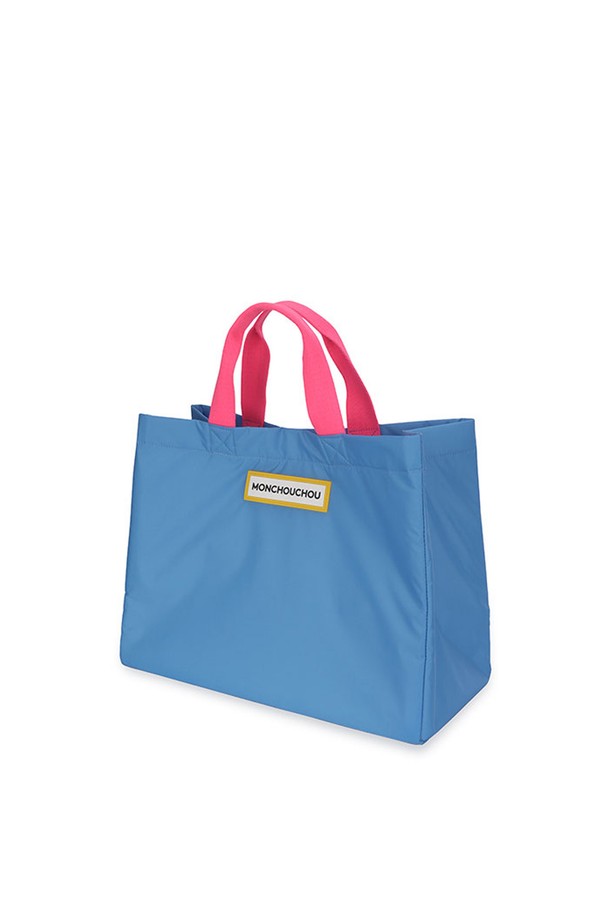 심플하고 미니멀한 디자인의 Go Out Picnic Bag은 오렌지색과 하늘색으로 제공되는 여성용 보냉백입니다. 넉넉한 수납 공간과 내부 미니 포켓, 아이스팩 사용 가능 등 피크닉, 여행, 일상에서 유용하게 사용할 수 있으며, 초경량 260g으로 휴대하기 편리합니다. 사각 형태의 미디엄 사이즈 가방으로 보온, 보냉 기능은 물론 손잡이까지 갖춰 실용성을 더했습니다.
