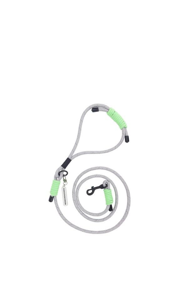 네온 그린, 네온 핑크 색상으로 출시된 Glow Walk Leash는 면과 아크릴 소재로 제작되어 가볍고 내구성이 뛰어납니다. 약 145cm 길이의 로프형 리드줄 디자인에 이중 감긴 손잡이로 안정적인 그립감을 제공하며, 두꺼운 내부 코어와 소프트한 구조로 편안한 착용감을 선사합니다. 산책 시 유용한 손잡이가 있으며, 반려동물과의 산책을 더욱 즐겁게 만들어 줄 것입니다.
