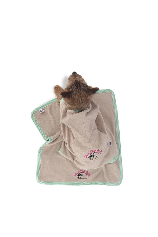 Country Dog 타월은 면과 폴리에스테르 혼방 소재로 제작되어 부드러운 촉감을 자랑하며, 양면 테리 루프 구조의 고밀도 섬유가 뛰어난 흡수력과 형태 유지력, 신축성을 제공합니다. 58cm x 49cm 사이즈의 이 타월은 반려동물 목욕, 산책, 물놀이 후 젖은 털을 닦아주기에 적합하며, 속건 기능과 보온성까지 갖춰 실용적입니다. 무지 패턴으로 디자인되었으며, 반려동물에게 편안함과 쾌적함을 선사합니다.
