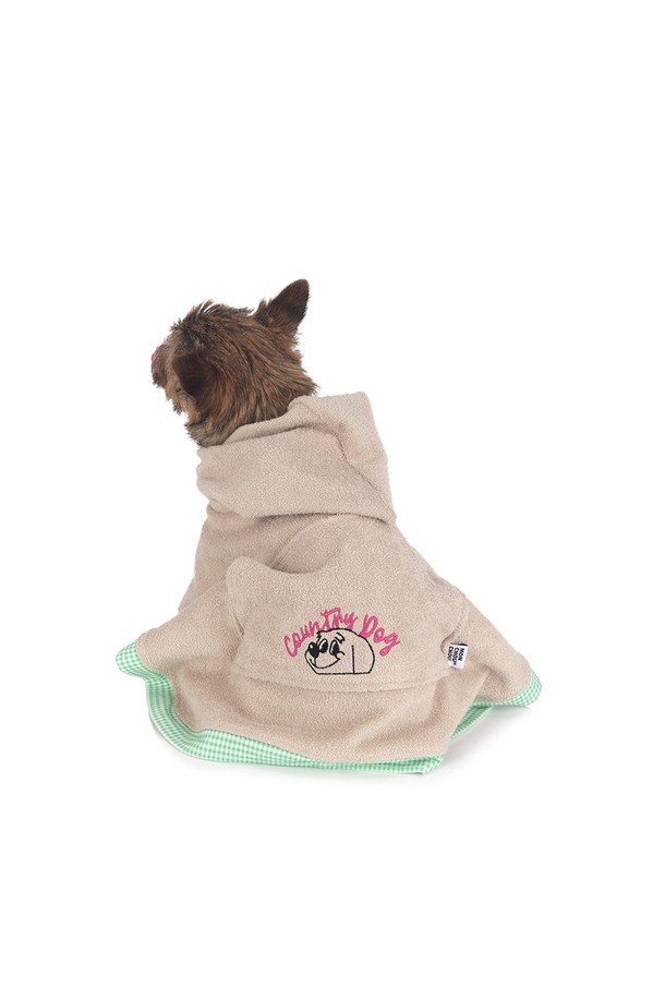 면 84%와 폴리에스테르 16% 혼방의 부드러운 테리 원단으로 제작된 Country dog Robe는 목욕 후나 물놀이 후 젖은 반려견의 털을 빠르게 흡수하고 건조하는 데 도움을 줍니다. 양면 루프 구조의 양면 테리 원단은 뛰어난 흡수력을 자랑하며, 루즈핏 디자인에 밴딩, 후드, 벨리 커버가 일체형으로 디자인되어 착용이 간편하고 드라이기 소리에 민감하거나 두꺼운 털을 가진 반려견에게 적합합니다. S, L 두 가지 사이즈로 제공됩니다.
