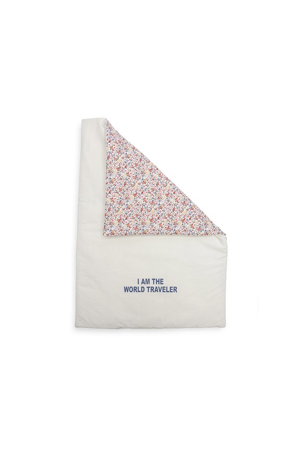 아이보리와 플로럴 컬러의 양면 디자인이 돋보이는 Grumpy Flower Blanket입니다. 부드러운 면과 폴리에스테르 혼방 소재로 제작되어 포근한 촉감을 선사하며, 70cm x 50cm 크기로 넉넉하게 사용할 수 있습니다. 한쪽 면은 방수 코팅 처리되어 실내외 어디에서든 활용 가능하며, 본딩 패딩 충전재와 프리미엄 외관으로 튼튼함과 스타일을 동시에 잡았습니다.
