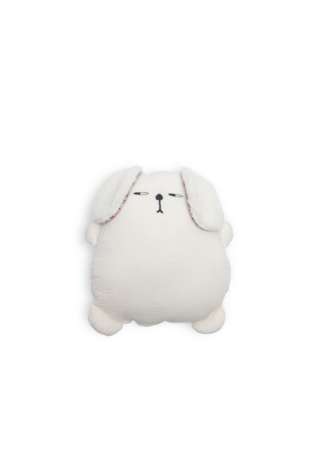 귀여운 캐릭터 디자인의 "Grumpy Mini Pillow"는 부드러운 면 소재로 제작되어 촉감이 좋습니다. 미니 및 대형 사이즈로 출시되며, 앙증맞은 귀 디테일과 방울, 소리나는 장난감이 내장되어 반려동물의 놀이 본능을 자극합니다. 탈부착 커버와 지퍼 기능으로 편리하게 사용할 수 있으며, 반려동물 유모차 바구니는 물론 침대나 소파 인테리어 소품으로도 활용 가능합니다.
