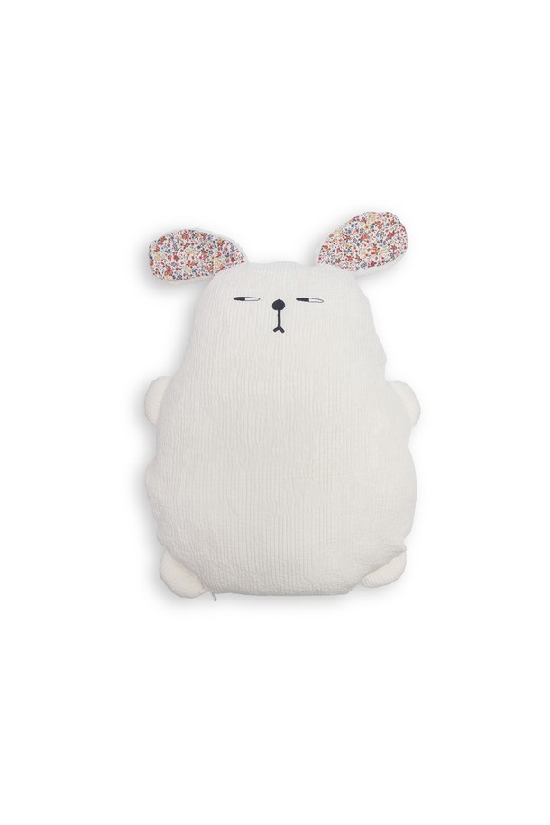 귀여운 캐릭터 디자인의 Grumpy Back Cushion입니다. 부드러운 면 소재로 제작되어 촉감이 좋으며, 귀여운 귀 디테일과 방울 장식이 돋보입니다. 사이즈 조절이 가능하고, 분리형 커버로 세탁이 용이하며, 스트롤러 바구니에도 사용할 수 있어 반려동물용품뿐만 아니라 인테리어 소품으로도 활용 가능합니다.
