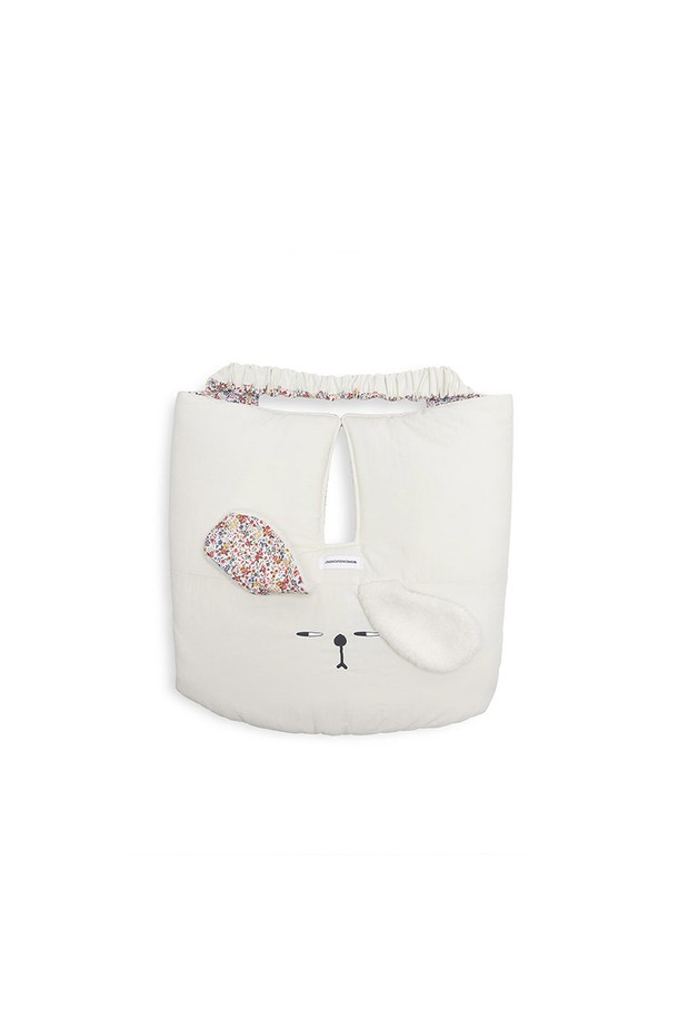 "Grumpy Buggy Guard"는 유모차 안전을 위한 필수 아이템입니다. 충격 흡수 기능과 안전 고정을 통해 아이의 안전을 지켜주며, 양면 디자인과 귀여운 캐릭터, 플라워 패턴으로 디자인되어 유모차에 포인트를 더합니다. S, L 두 가지 사이즈로 제공되며, 하단 고정 밴드와 중앙 안전 후크를 사용하여 유모차 가드에 쉽게 설치할 수 있습니다.
