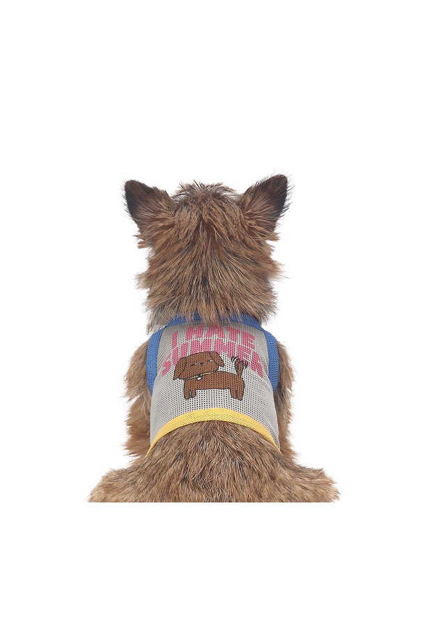 "I HATE SUMMER Mesh Top"은 여성용 메쉬 크롭탑으로, 베이지 컬러의 슬림핏 디자인이 돋보입니다. 시원한 통기성과 얇은 두께, 부드러운 촉감의 메쉬 소재로 제작되어 여름철 일상 및 실내외 활동에 적합하며, 민소매 라운드넥으로 스포티하고 캐주얼한 스타일을 연출합니다. 신축성 있는 경량 소재로 편안한 착용감을 선사하며, 외부 입자를 차단하여 실용성을 더했습니다.
