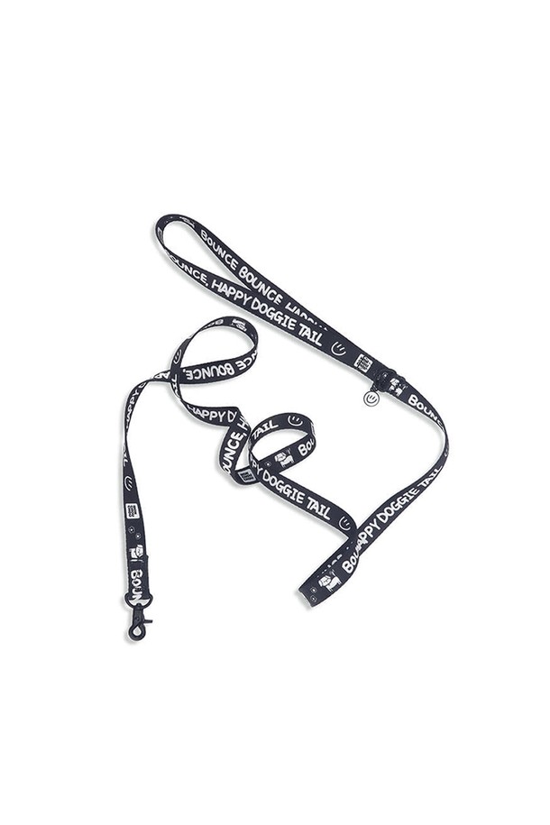 Happy Bounce Leash는 반려동물과의 즐거운 산책을 위한 웨빙 소재의 리드줄입니다. 부드러운 촉감과 중간 두께로 제작되었으며, 174cm의 넉넉한 길이로 활동성을 보장합니다. 손에 편안하게 감기는 그립감과 핸드피팅 디자인으로 산책 시 편안함을 더하며, 세련된 싱글 리드 디자인이 돋보입니다.
