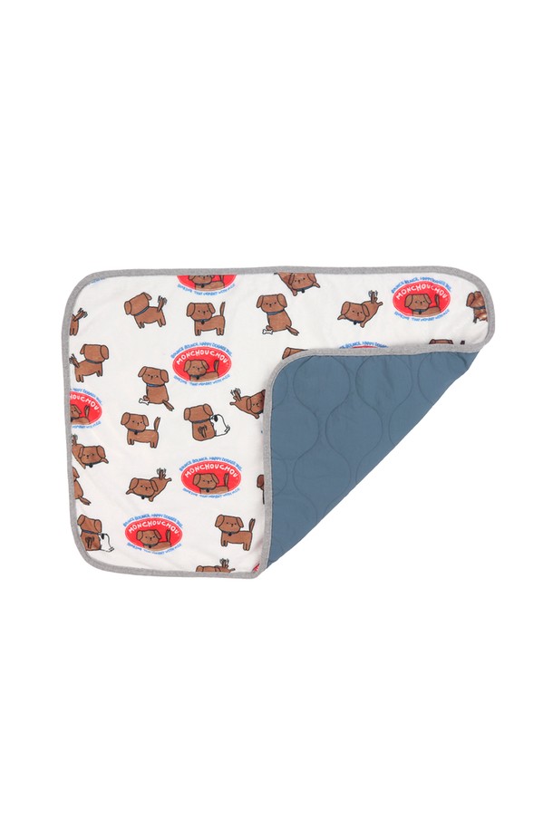 Hekhek all time blanket L (헤크헤크 올 타임 블랭킷 L)은 부드러운 퍼 소재와 따뜻한 패딩 안감으로 제작되어 포근함을 선사하는 반려동물 담요입니다. 화이트와 블루 두 가지 색상으로 제공되며, 귀여운 캐릭터 프린트가 돋보입니다. 두꺼운 두께감으로 보온성을 높였으며, 가볍게 제작되어 휴대하기 편리합니다. 양면 사용이 가능하여 실내 및 야외에서 다양하게 활용할 수 있습니다.
