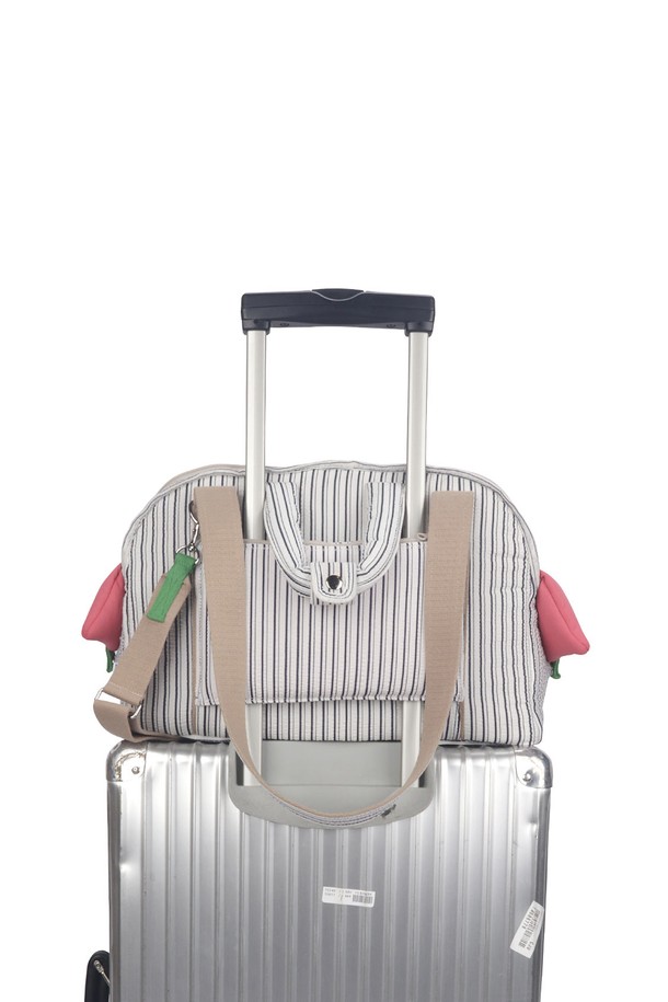 프리미엄 소재로 제작된 Lunette Bag L은 반려동물 이동을 위한 최적의 선택입니다. 3T 고강도 평판과 바닥 처짐 방지 설계로 안정성을 더했으며, 푹신한 속구선과 양쪽 턱 거치용 속구선으로 반려동물의 편안함까지 고려했습니다. 토트, 숄더, 크로스백 변형은 물론 트롤리 결합, 여행 가방 고정 기능까지 갖춘 Lunette Bag L은 일상, 여행, 기내 반입 등 다양한 용도로 활용 가능하며, 접이식으로 보관 또한 용이합니다.
