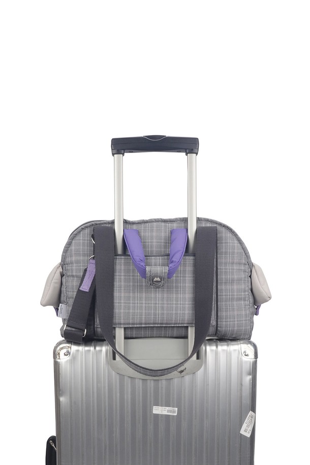 체크 패턴의 Dobi Check Bag S는 반려동물을 위한 그레이, 퍼플 색상의 이동 가방입니다. 퀄팅 디자인이 돋보이며, 토트백, 숄더백, 크로스백으로 활용 가능하고 트롤리 결합도 가능하여 여행 및 일상에서 유용합니다. 사이즈 조절, 통기 기능, 접이식 디자인을 갖췄으며, 내부 쿠션, 상단 메쉬창, 메쉬 수납공간, 중앙 고정 고리가 있어 반려동물에게 편안하고 안전한 이동 환경을 제공합니다.
