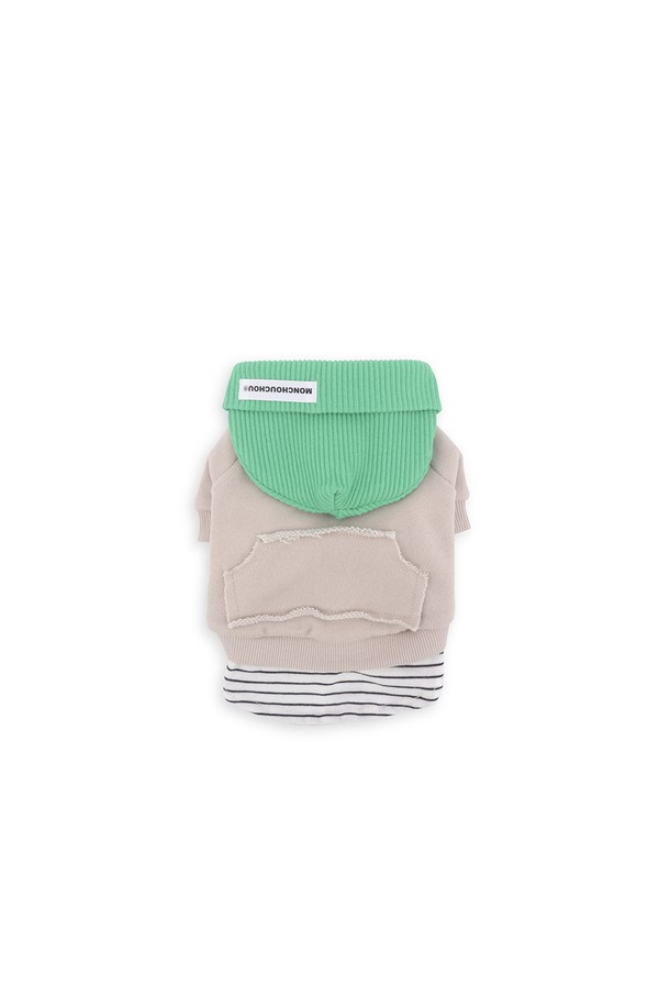 면 소재로 제작된 Wave Beanie Sweatshirt는 비니 스타일 후드 디자인과 빈티지 스트릿 스타일이 특징이며, 프레이드 엣지 디테일이 돋보입니다. 피치가공 처리되어 부드러운 촉감을 제공하며, 레이어드하여 연출하기 용이하고 형태 유지가 뛰어납니다. 베이지와 그린 색상으로 출시되었으며, 각 제품마다 디스트레싱 효과가 다르고 레귤러핏으로 편안하게 착용할 수 있습니다.
