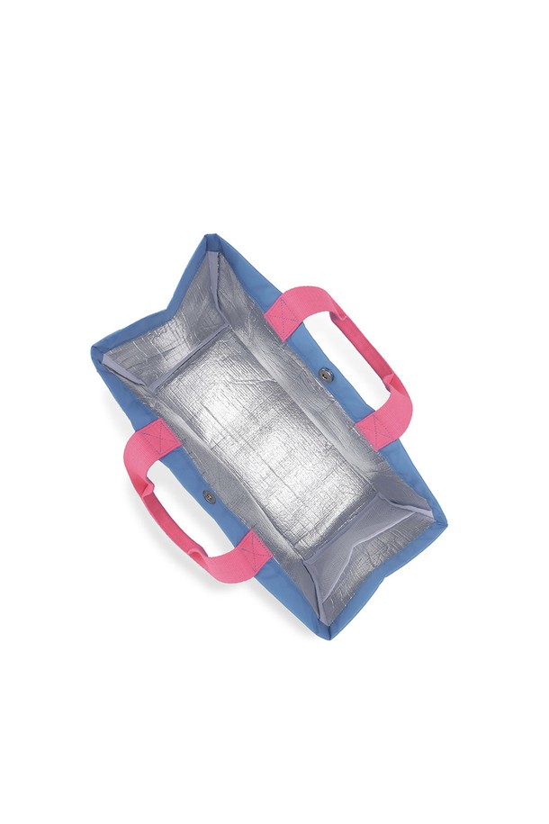 심플하고 미니멀한 디자인의 Go Out Picnic Bag은 오렌지색과 하늘색으로 제공되는 여성용 보냉백입니다. 넉넉한 수납 공간과 내부 미니 포켓, 아이스팩 사용 가능 등 피크닉, 여행, 일상에서 유용하게 사용할 수 있으며, 초경량 260g으로 휴대하기 편리합니다. 사각 형태의 미디엄 사이즈 가방으로 보온, 보냉 기능은 물론 손잡이까지 갖춰 실용성을 더했습니다.
