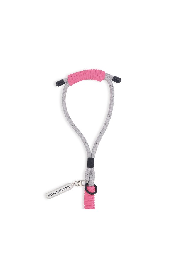 네온 그린, 네온 핑크 색상으로 출시된 Glow Walk Leash는 면과 아크릴 소재로 제작되어 가볍고 내구성이 뛰어납니다. 약 145cm 길이의 로프형 리드줄 디자인에 이중 감긴 손잡이로 안정적인 그립감을 제공하며, 두꺼운 내부 코어와 소프트한 구조로 편안한 착용감을 선사합니다. 산책 시 유용한 손잡이가 있으며, 반려동물과의 산책을 더욱 즐겁게 만들어 줄 것입니다.
