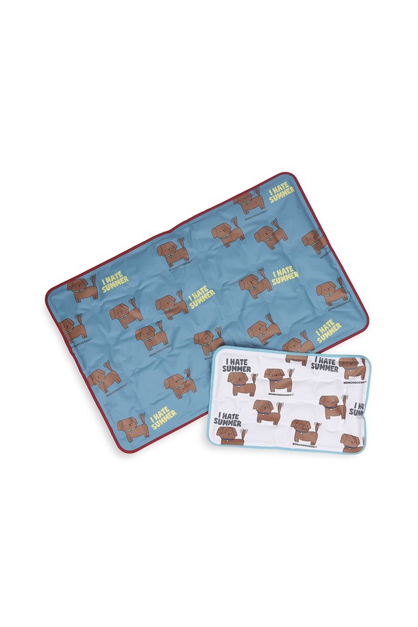 I Hate Summer Cool Mat S는 반려동물의 시원하고 편안한 여름을 위한 쿨매트입니다. 양면 디자인으로 활용도가 높고, 폴리머 젤과 항균 원단으로 제작되어 냉감, 항균, 방수, 미끄럼 방지 기능을 제공합니다. S, L 두 가지 사이즈로 제공되며, 냉장고 보관 후 사용 시 더욱 뛰어난 쿨링 효과를 느낄 수 있습니다.
