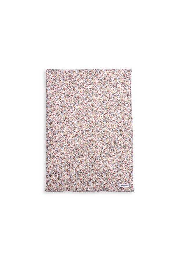 아이보리와 플로럴 컬러의 양면 디자인이 돋보이는 Grumpy Flower Blanket입니다. 부드러운 면과 폴리에스테르 혼방 소재로 제작되어 포근한 촉감을 선사하며, 70cm x 50cm 크기로 넉넉하게 사용할 수 있습니다. 한쪽 면은 방수 코팅 처리되어 실내외 어디에서든 활용 가능하며, 본딩 패딩 충전재와 프리미엄 외관으로 튼튼함과 스타일을 동시에 잡았습니다.
