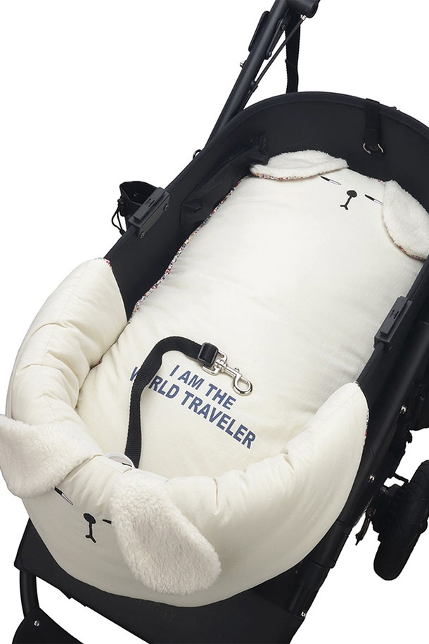 Grumpy Buggy Cushion은 유모차 사용을 더욱 편리하게 만들어 줄 반려동물 쿠션입니다. 방수 원단으로 제작되어 오염에 강하며, 미끄럼 방지 기능으로 유모차 시트 위에서 안정적으로 사용할 수 있습니다. 귀여운 귀 디테일의 캐릭터 패턴 디자인이 특징이며, 탈부착 가능한 커버와 물세탁이 가능하여 실용적입니다. Dome3 Regular 및 Dome3 Large 유모차에 호환되는 S, L 두 가지 사이즈로 제공됩니다.
