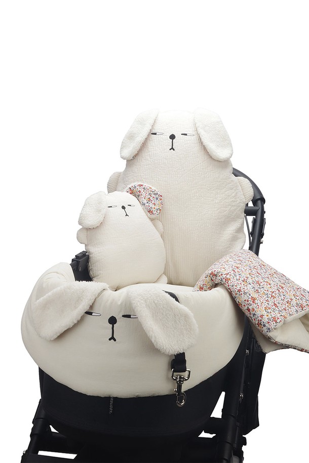 귀여운 캐릭터 디자인의 "Grumpy Mini Pillow"는 부드러운 면 소재로 제작되어 촉감이 좋습니다. 미니 및 대형 사이즈로 출시되며, 앙증맞은 귀 디테일과 방울, 소리나는 장난감이 내장되어 반려동물의 놀이 본능을 자극합니다. 탈부착 커버와 지퍼 기능으로 편리하게 사용할 수 있으며, 반려동물 유모차 바구니는 물론 침대나 소파 인테리어 소품으로도 활용 가능합니다.
