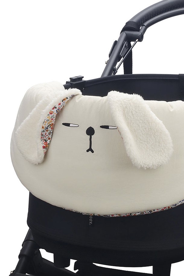 "Grumpy Buggy Guard"는 유모차 안전을 위한 필수 아이템입니다. 충격 흡수 기능과 안전 고정을 통해 아이의 안전을 지켜주며, 양면 디자인과 귀여운 캐릭터, 플라워 패턴으로 디자인되어 유모차에 포인트를 더합니다. S, L 두 가지 사이즈로 제공되며, 하단 고정 밴드와 중앙 안전 후크를 사용하여 유모차 가드에 쉽게 설치할 수 있습니다.
