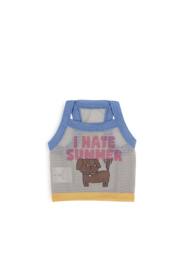 "I HATE SUMMER Mesh Top"은 여성용 메쉬 크롭탑으로, 베이지 컬러의 슬림핏 디자인이 돋보입니다. 시원한 통기성과 얇은 두께, 부드러운 촉감의 메쉬 소재로 제작되어 여름철 일상 및 실내외 활동에 적합하며, 민소매 라운드넥으로 스포티하고 캐주얼한 스타일을 연출합니다. 신축성 있는 경량 소재로 편안한 착용감을 선사하며, 외부 입자를 차단하여 실용성을 더했습니다.
