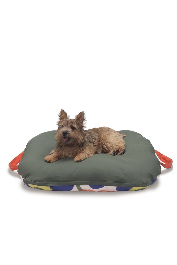 부드러운 면과 따뜻한 플리스 소재로 제작된 빅 플라워 라운드 쿠션입니다. 크림색 바탕에 플라워 패턴이 돋보이며, 반려동물의 편안한 잠자리를 위한 침구로 적합합니다. 흡습, 통기, 방수 기능을 갖추어 실용적이며, 탈부착 가능한 커버와 패딩 클러스터링 방지 스티칭으로 편리함을 더했습니다.
