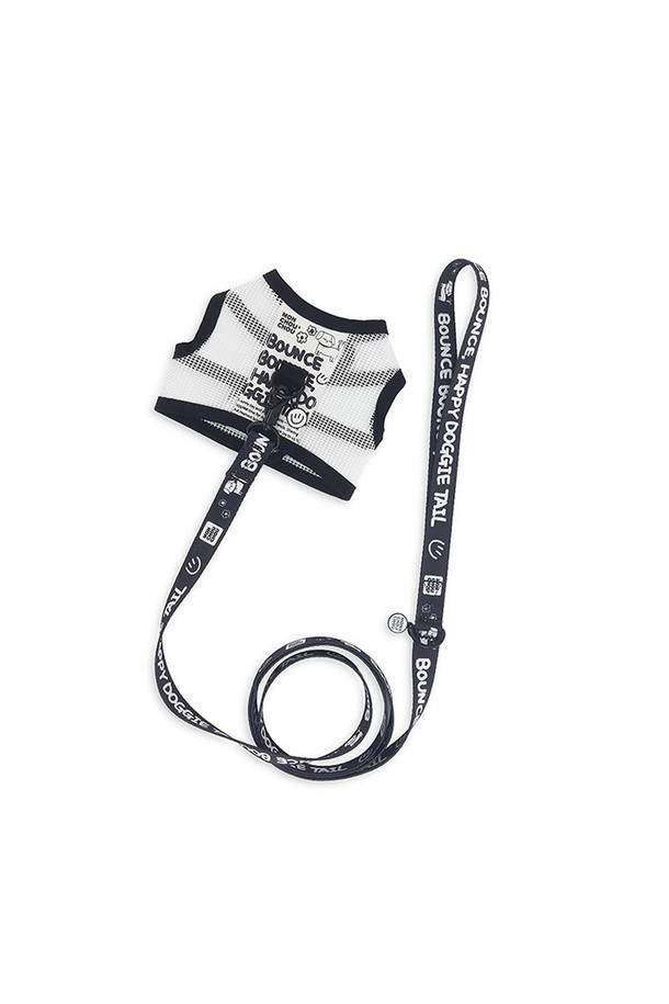 Happy Bounce Mesh 하네스는 통기성이 뛰어난 메쉬 소재로 제작되어, 산책이나 야외 활동 시 쾌적한 착용감을 제공합니다. 부드러운 촉감의 얇은 두께로 제작되었으며, 수분 흡수 기능까지 갖춰 더운 날씨에도 적합합니다. 사이즈 조절이 가능한 디자인과 리드줄 세트로 구성되어 있어 편리하게 사용할 수 있습니다.
