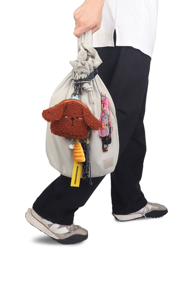 헤크헤크 미니 포켓은 귀여운 동물 캐릭터 디자인이 돋보이는 미니 사이즈 가방입니다. 부드러운 극세사 소재로 제작되어 촉감이 좋으며, 브라운 컬러로 따뜻한 느낌을 줍니다. 반원 모양에 지퍼형 잠금 방식으로 내용물을 안전하게 보관할 수 있습니다. 키링을 부착할 수 있어 나만의 개성을 더할 수 있고, 일상생활에서 간편하게 사용할 수 있는 실용적인 가방입니다.
