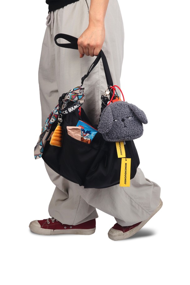 Hekhek (헤크헤크) 미니 포켓은 반려동물을 위한 휴대용 파우치입니다. 부드러운 촉감의 극세사 소재로 제작되었으며, 두꺼운 두께감으로 튼튼합니다. 무지 디자인에 그레이 색상으로 깔끔함을 더했습니다. 미니 사이즈의 포켓 형태로, 반려동물과의 산책 시 간편하게 휴대할 수 있습니다.
