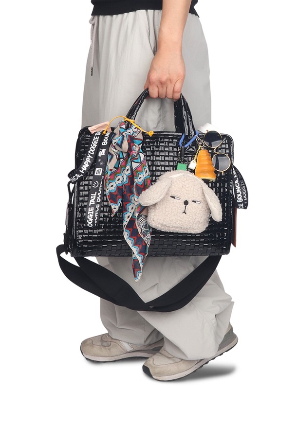 Hekhek (헤크헤크) 미니 포켓은 귀여운 동물 캐릭터 디자인이 돋보이는 미니 파우치입니다. 양털과 플리스 소재로 제작되어 부드러운 촉감을 선사하며, 아이보리 및 베이지 색상으로 출시되었습니다. 반원 형태의 아담한 사이즈로, 일상에서 간편하게 소지품을 보관할 수 있습니다. 지퍼형 잠금 방식으로 내용물을 안전하게 보호하며, 휴대성이 뛰어나 실용적입니다.
