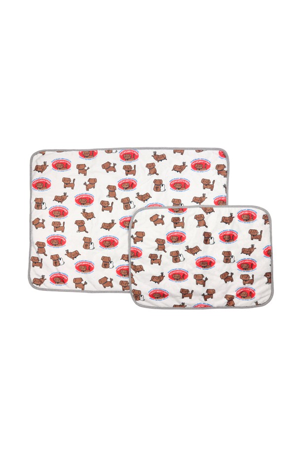 Hekhek all time blanket L (헤크헤크 올 타임 블랭킷 L)은 부드러운 퍼 소재와 따뜻한 패딩 안감으로 제작되어 포근함을 선사하는 반려동물 담요입니다. 화이트와 블루 두 가지 색상으로 제공되며, 귀여운 캐릭터 프린트가 돋보입니다. 두꺼운 두께감으로 보온성을 높였으며, 가볍게 제작되어 휴대하기 편리합니다. 양면 사용이 가능하여 실내 및 야외에서 다양하게 활용할 수 있습니다.
