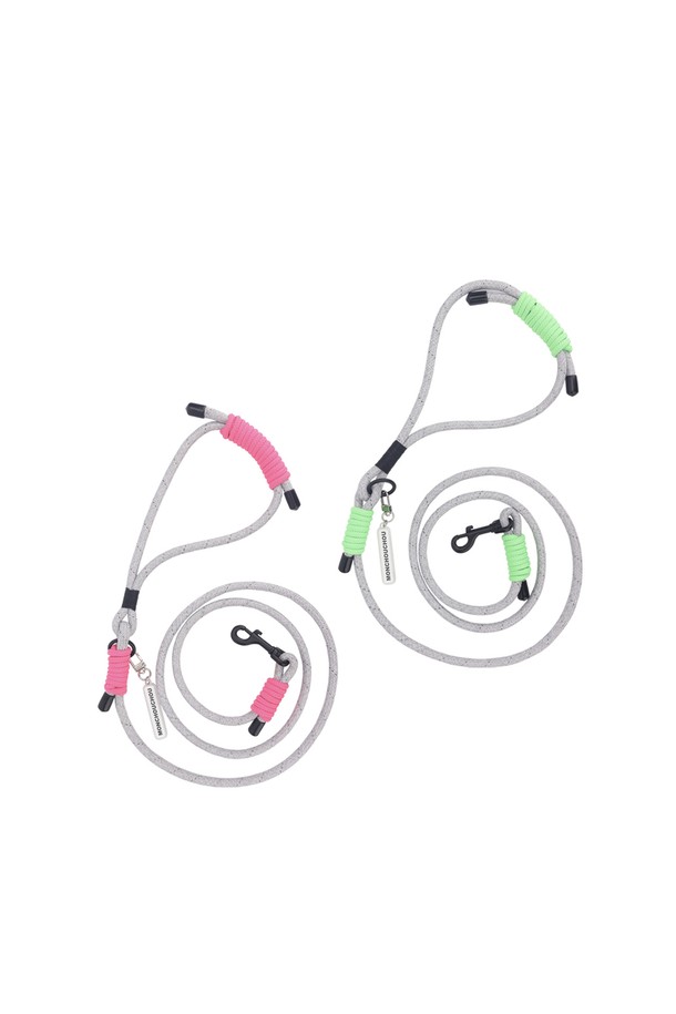 네온 그린, 네온 핑크 색상으로 출시된 Glow Walk Leash는 면과 아크릴 소재로 제작되어 가볍고 내구성이 뛰어납니다. 약 145cm 길이의 로프형 리드줄 디자인에 이중 감긴 손잡이로 안정적인 그립감을 제공하며, 두꺼운 내부 코어와 소프트한 구조로 편안한 착용감을 선사합니다. 산책 시 유용한 손잡이가 있으며, 반려동물과의 산책을 더욱 즐겁게 만들어 줄 것입니다.
